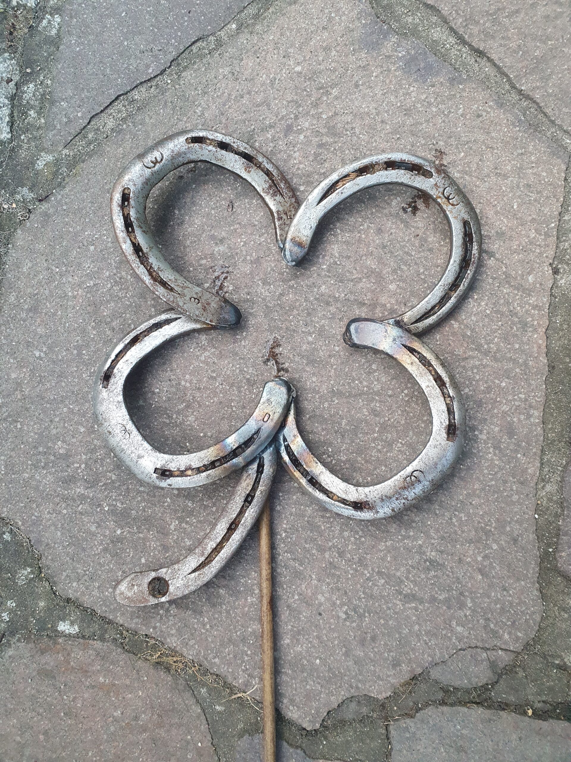 Kleeblatt aus getragenen Hufeisen – Bild 4