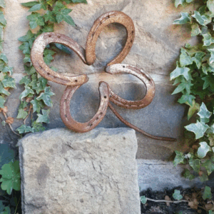 Kleeblatt Kleeblatt aus getragenen Hufeisen