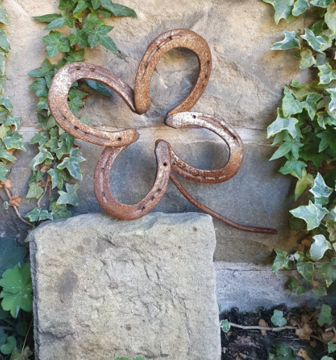 Kleeblatt aus getragenen Hufeisen