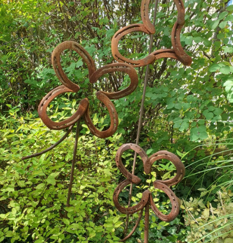 Kleeblatt aus getragenen Hufeisen – Bild 2