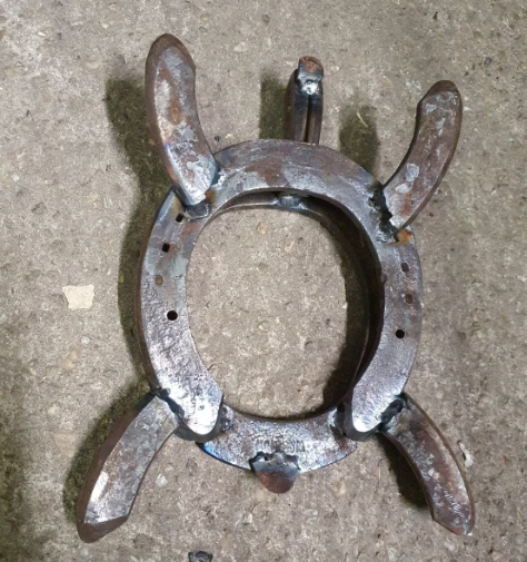 Schildkröte aus getragenen Hufeisen – Bild 4