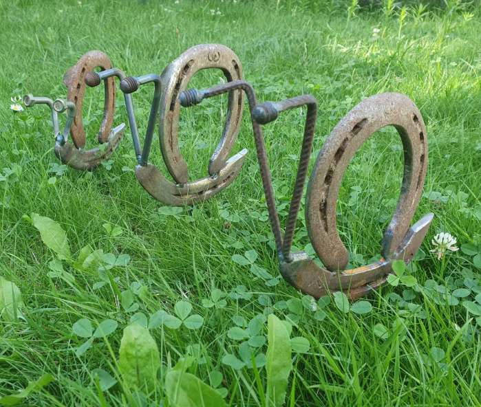 Schnecke aus echten, getragenen Hufeisen – Bild 2