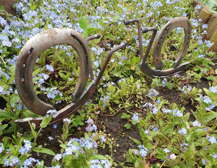 Schnecke aus echten, getragenen Hufeisen – Bild 3