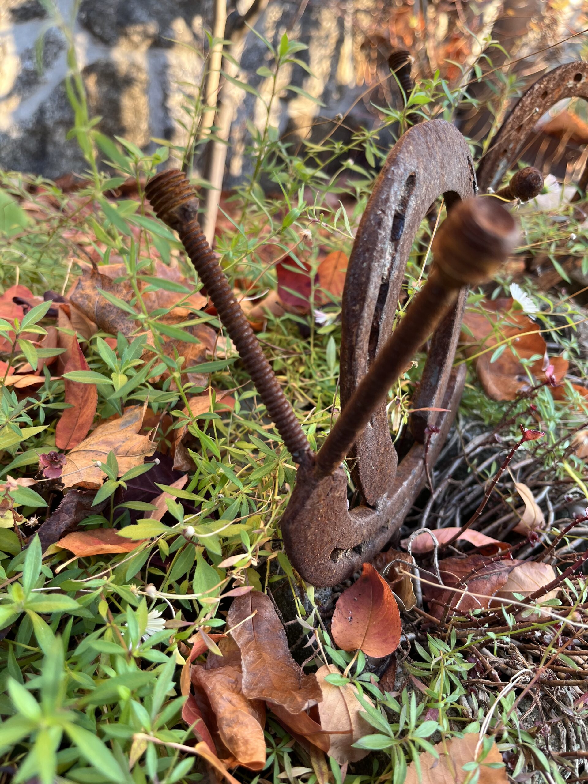 Schnecke aus echten, getragenen Hufeisen – Bild 7