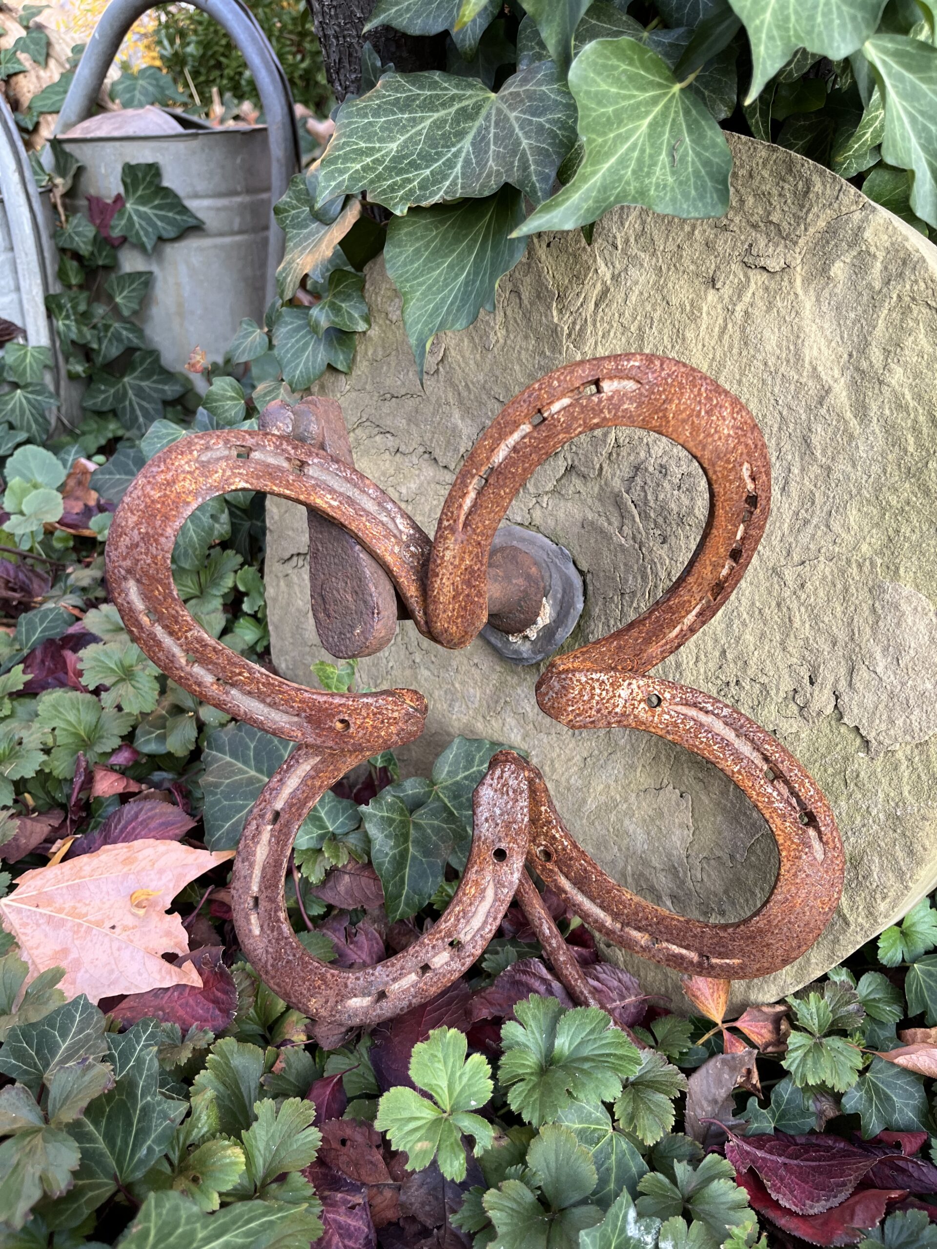 Kleeblatt aus getragenen Hufeisen – Bild 3