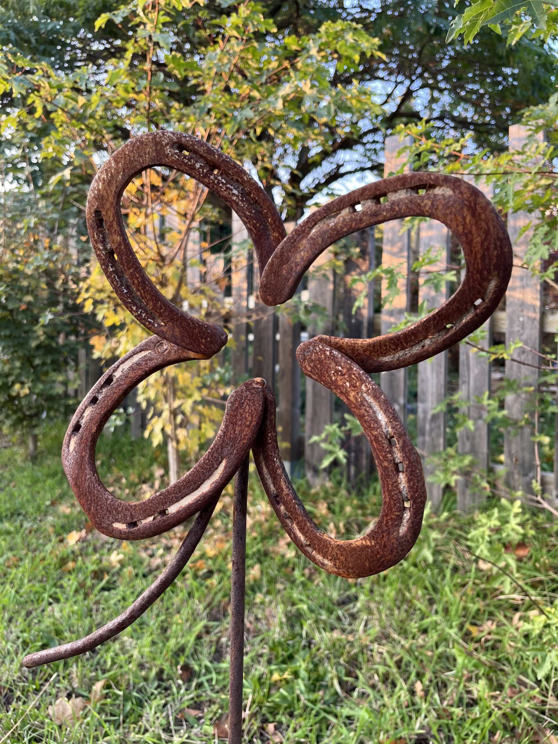 Kleeblatt aus getragenen Hufeisen – Bild 5